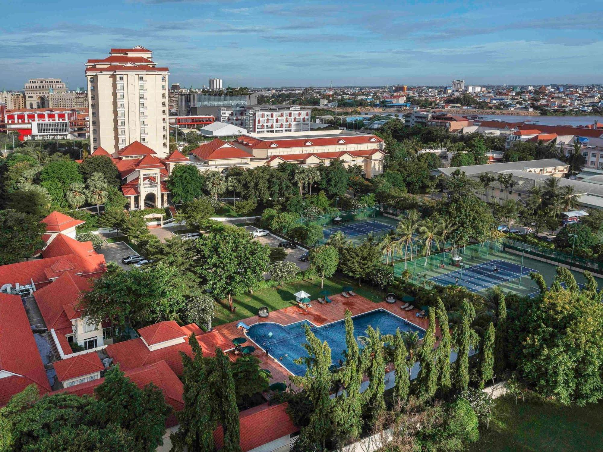 Sofitel Phnom Penh Phokeethra Hotel Bagian luar foto